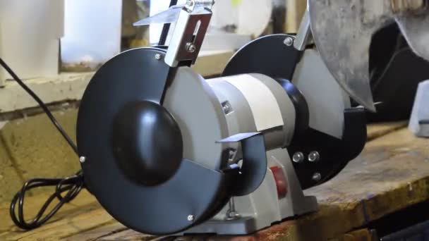 Sharpening machine in work. Sharpening sharpening on a grinding machine — Stock Video