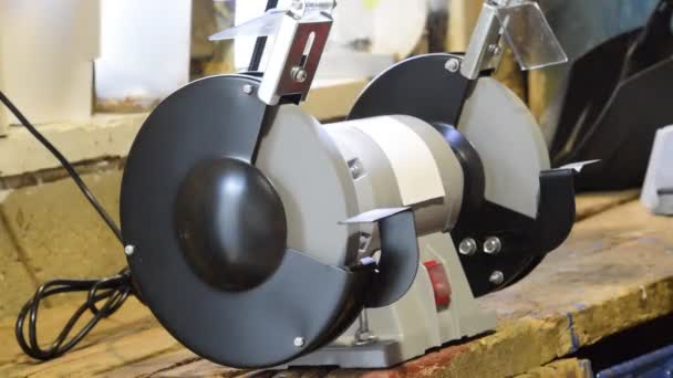 Sharpening machine in work. Sharpening sharpening on a grinding machine — Stock Video