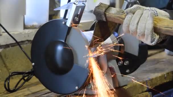 Stroj na broušení nožů v práci. Broušení, ostření na mlecí stroj — Stock video