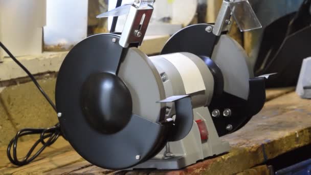 Afiar uma pá em uma máquina de moer — Vídeo de Stock
