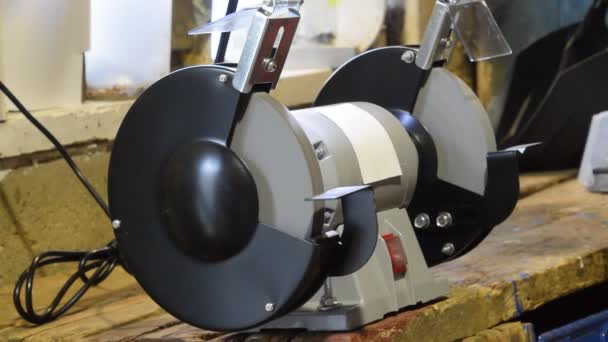 Sharpening a shovel on a grinding machine — Stock Video