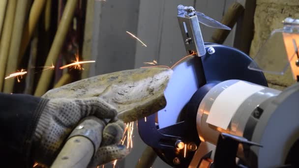 Sharpening a shovel on a grinding machine — Stock Video