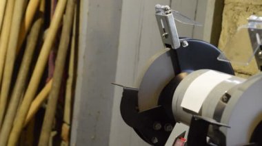 Elektriği kestikten sonra tekerlek gıcırdatmayı bırak. Elektrikle keskinleştirilmiş