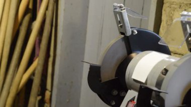 Elektriği kestikten sonra tekerlek gıcırdatmayı bırak. Elektrikle keskinleştirilmiş
