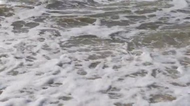 Azak Denizi'nin Beach. Dalgalar deniz üzerinde. Plaj ve deniz
