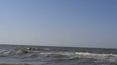Azak Denizi'nin Beach. Dalgalar deniz üzerinde. Plaj ve deniz