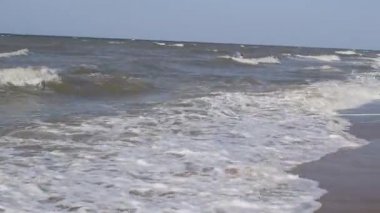 Azak Denizi'nin Beach. Dalgalar deniz üzerinde. Plaj ve deniz