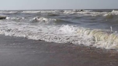 Azak Denizi'nin Beach. Dalgalar deniz üzerinde. Plaj ve deniz