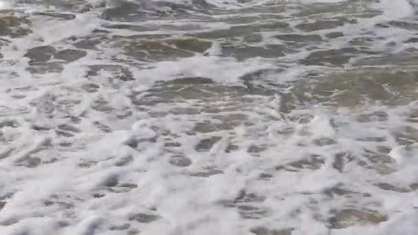 Playa del Mar de Azov. Olas en el mar. Playa al mar — Vídeos de Stock