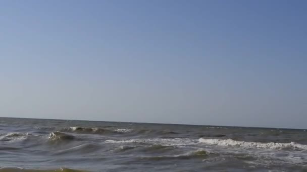 Playa del Mar de Azov. Olas en el mar. Playa al mar — Vídeo de stock