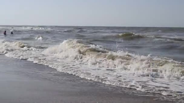 亚速海海的海滩。海浪在海面上。海滩到海边 — 图库视频影像