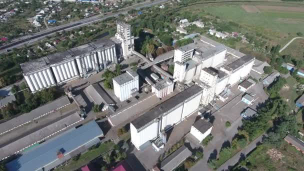 Tahıl terminal. Eski Sovyet tahıl Asansör. Yukarıdan bir silo Asansör. Aerophotographing endüstriyel nesne. — Stok video