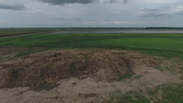 Volando sobre la colina de la tierra. limpieza del área de exceso de suelo — Vídeos de Stock