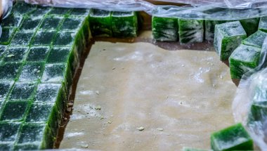 Küpleri marmelat, toz pudra şekeri ile