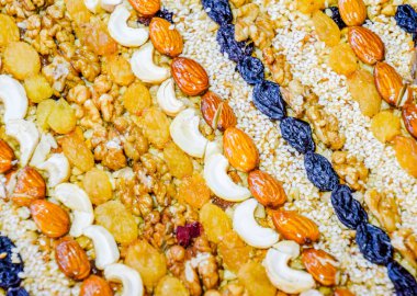 Kozinaki deli ve tohum ile kaplı. Badem, kaju fıstığı ve kuru üzüm