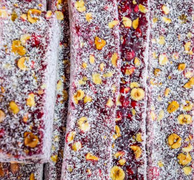 Kaju fıstığı, Hindistan cevizi ile serpilir ile marmelat yapışır. Hindistan Doğu tatlılar