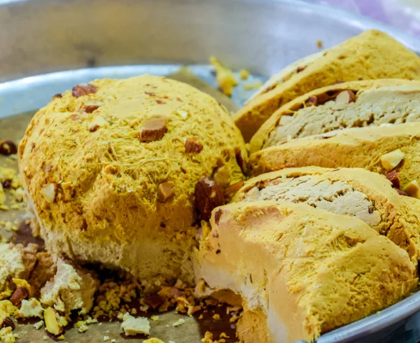 Gâteau aux noix. Couper le gâteau. Bonbons indiens . — Photo