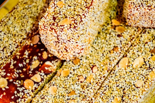 Marmeladenstäbchen mit einer Nuss, bestreut mit Sesam. Indische Süßigkeiten — Stockfoto