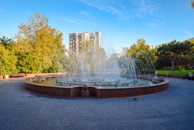 Parkta Frunze adlı Çeşme.