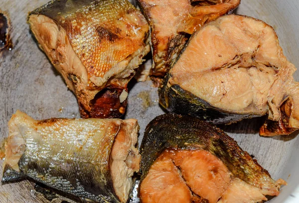 Biftek pembe somon, kavrulmuş. Emaye bir kadehte yalan. Pembe somon