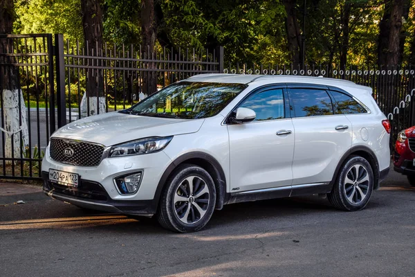 Coche Kia Sportage aparcado en el borde de la carretera . — Foto de Stock