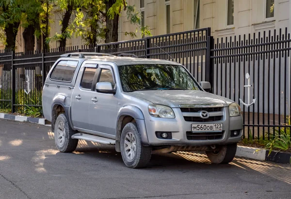 Zaparkované auto Mazda Bt-50 na okraji vozovky. — Stock fotografie