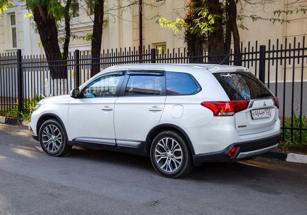 Coche Mitsubishi Outlander estacionado en el borde de la carretera . — Foto de Stock