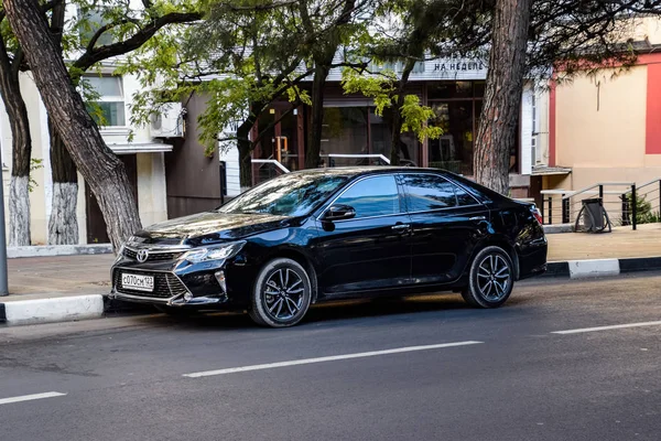 Carro Toyota Camry estacionado na beira da estrada . — Fotografia de Stock