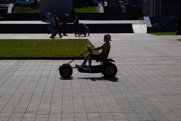 孩子们在公园里骑着脚踏车。谢列布里亚科夫将军广场儿童休闲. — 图库照片