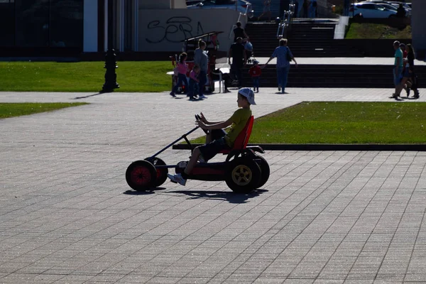 子供はペダルで車の公園で乗っています。提督セレブリャコフ広場。子供レジャー. — ストック写真