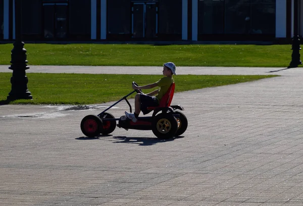 子供はペダルで車の公園で乗っています。提督セレブリャコフ広場。子供レジャー. — ストック写真