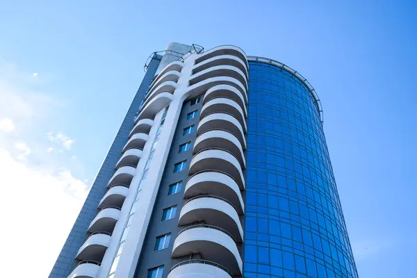 Edificio residenziale con balconi, edificio a più piani. Costruire contro il cielo blu con le nuvole — Foto Stock