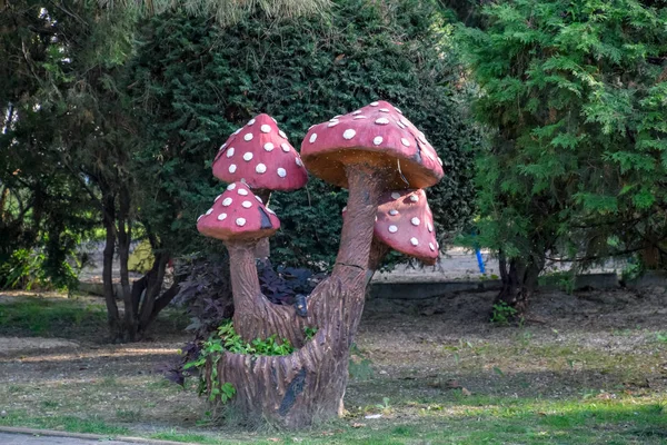 Скульптурные грибы amanita. Игрушечные грибы в парке. Пейзаж грибов . — стоковое фото