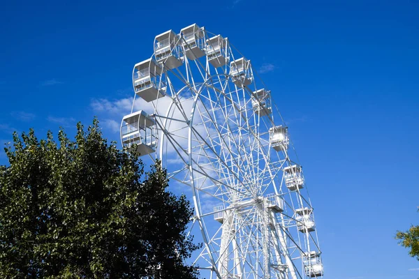 Roda gigante branca contra o céu azul. Roda gigante no parque — Fotografia de Stock