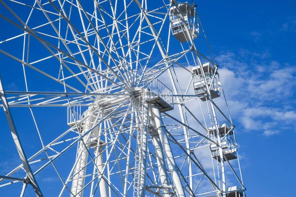 Roue blanche ferris contre le ciel bleu. Grande roue dans le parc — Photo