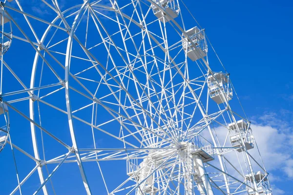 Roda gigante branca contra o céu azul. Roda gigante no parque — Fotografia de Stock