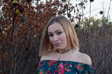 Bayan Kuru ağaçlar arka plan üzerinde. İçinde bir kadın.