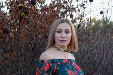 Bayan Kuru ağaçlar arka plan üzerinde. İçinde bir kadın.