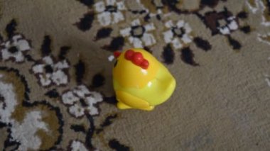 Clockwork tavuk oyuncak halı üzerinde atlama