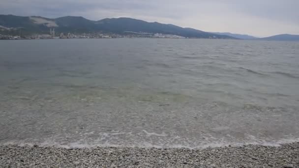 Mar en la bahía de Tsemesskaya. Olas en la costa con guijarros . — Vídeo de stock