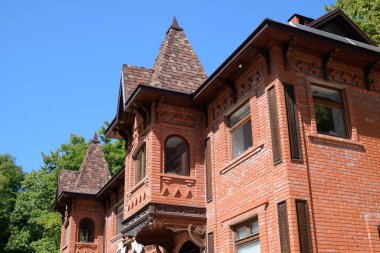 Kırmızı tuğla ve çatı Zona tuğla bina parçası