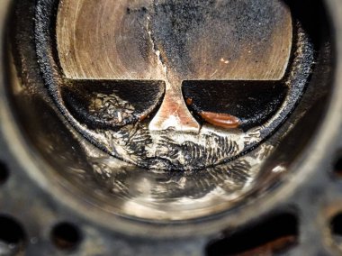 Motor piston sistemi demonte. Piston silindir var vida üzerinden izler. Parmak izi cıvata iplik.