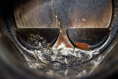 Motor piston sistemi demonte. Piston silindir var vida üzerinden izler. Parmak izi cıvata iplik.