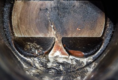 Motor piston sistemi demonte. Piston silindir var vida üzerinden izler. Parmak izi cıvata iplik.