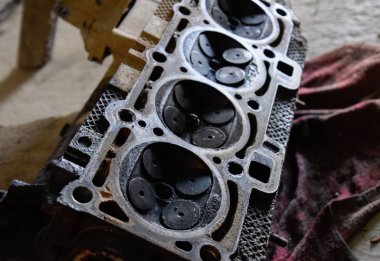 Valf motor vana kutusu kaldırılan kapağında bir depozit içinde.