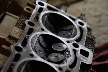 Valf motor vana kutusu kaldırılan kapağında bir depozit içinde.