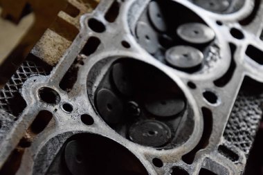 Valf motor vana kutusu kaldırılan kapağında bir depozit içinde.