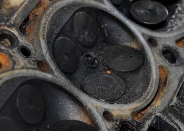 Valf motor vana kutusu kaldırılan kapağında bir depozit içinde.