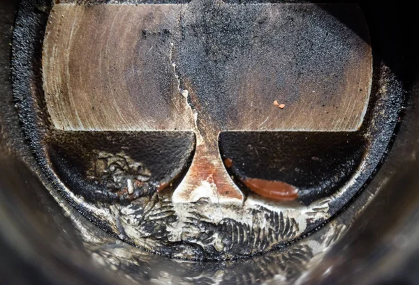 Motor piston sistemi demonte. Piston silindir var vida üzerinden izler. Parmak izi cıvata iplik.