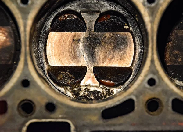 Sistema de pistón de motor desmontado. Rastros del tornillo que llegó al cilindro del pistón. Hilo de perno de huella dactilar . — Foto de Stock